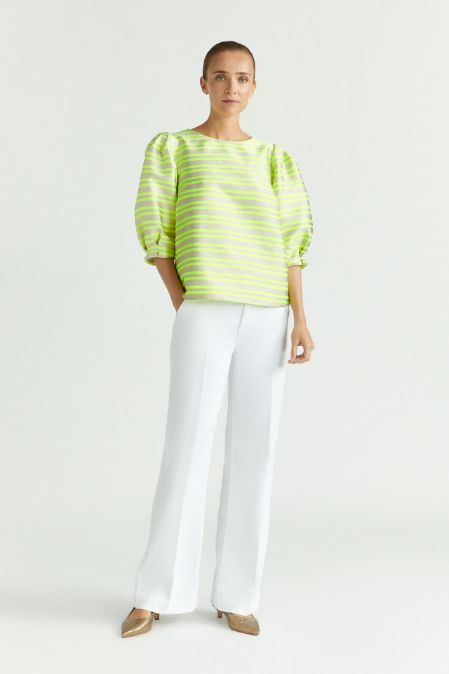 Lookbook: Blouse in tafta met ballonmouw + Jeansbroek met wijde pijpen + Slingback met kitten heel