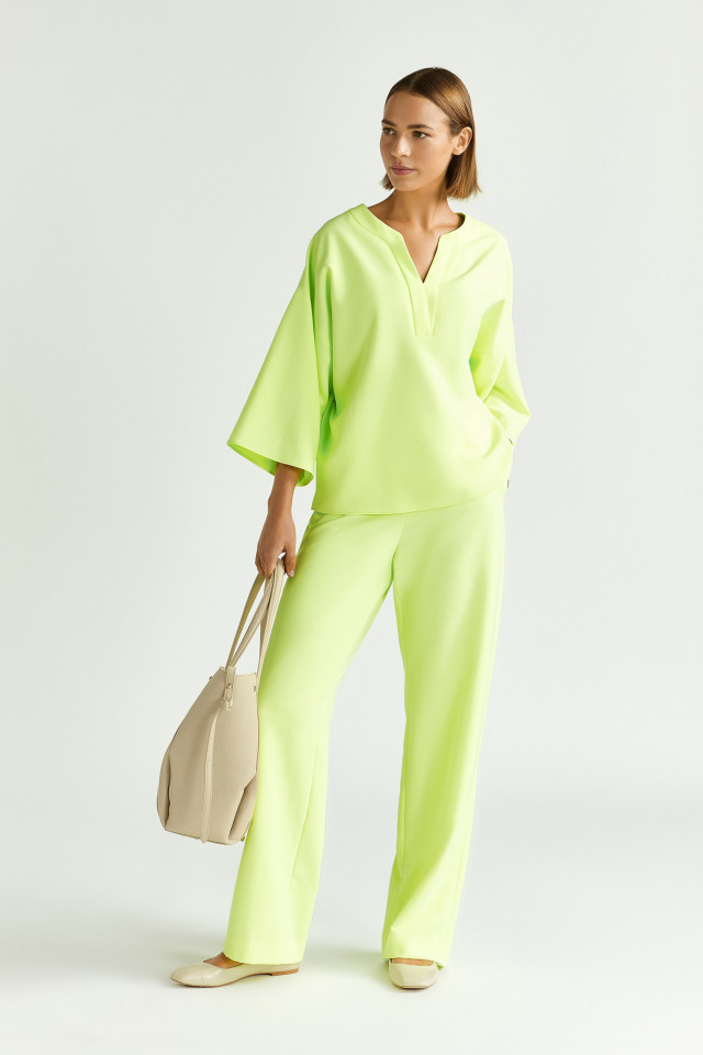 Lookbook: Pantalon fluide à jambes larges + Blouse en tissu souple + Grand sac à bandoulière en faux cuir + Ballerines confortables
