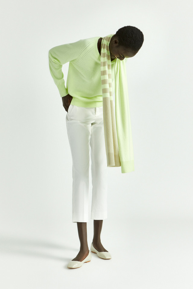 Lookbook: Pantalon à jambes étroites en coton + Pull en cachemire avec encolure en V + Écharpe rayée en cachemire + Ballerines confortables
