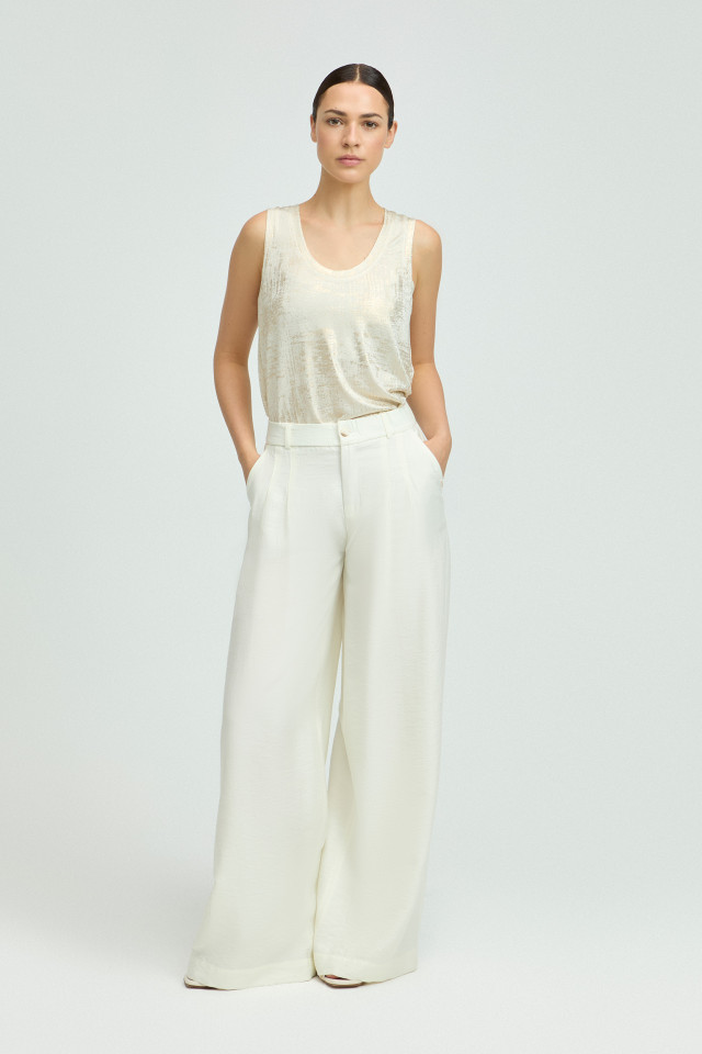 Lookbook: Haut enduit sans manches + Mules d’été + Pantalon à jambes larges arborant un pli marqué