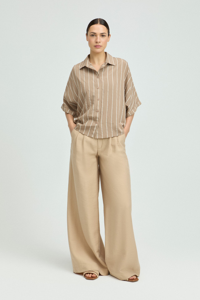 Lookbook: Blouse à rayures + Mules d’été + Pantalon à jambes larges arborant un pli marqué