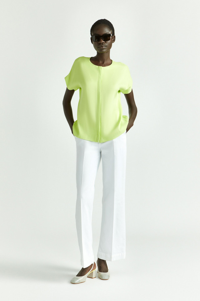 Lookbook: Blouse avec fermeture invisible + Jean à jambes larges + Slingbacks tricolores + Lunettes de soleil recyclables