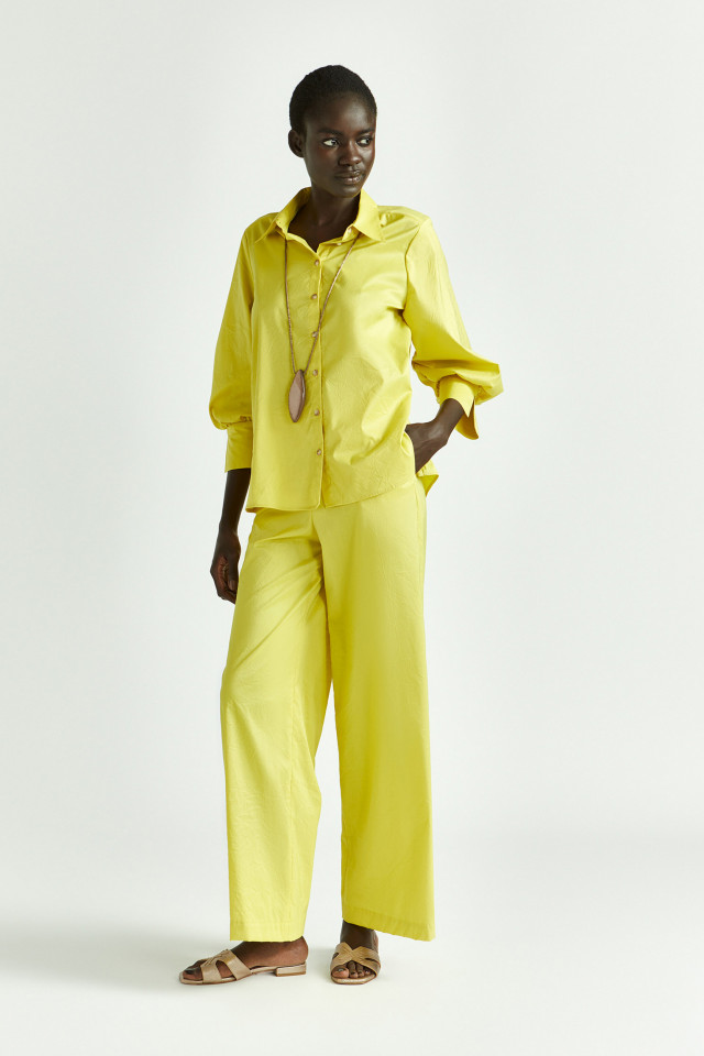 Lookbook: Chemisier en tissu froissé + Pantalon froissé à jambes larges + Mules Xandres