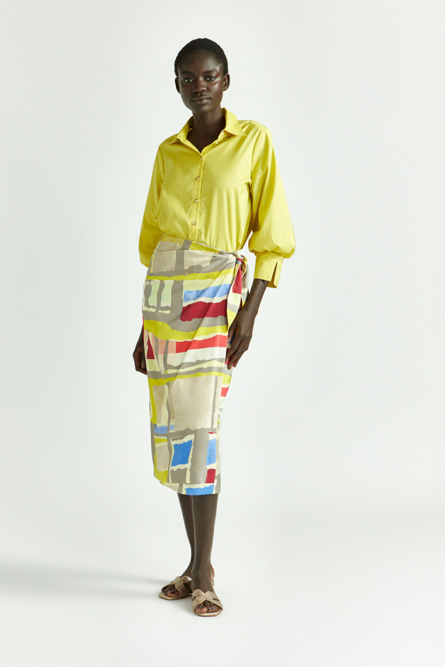 Lookbook: Hemdblouse van krinkelstof + Envelopperok met kleurrijke print + Xandres slippers