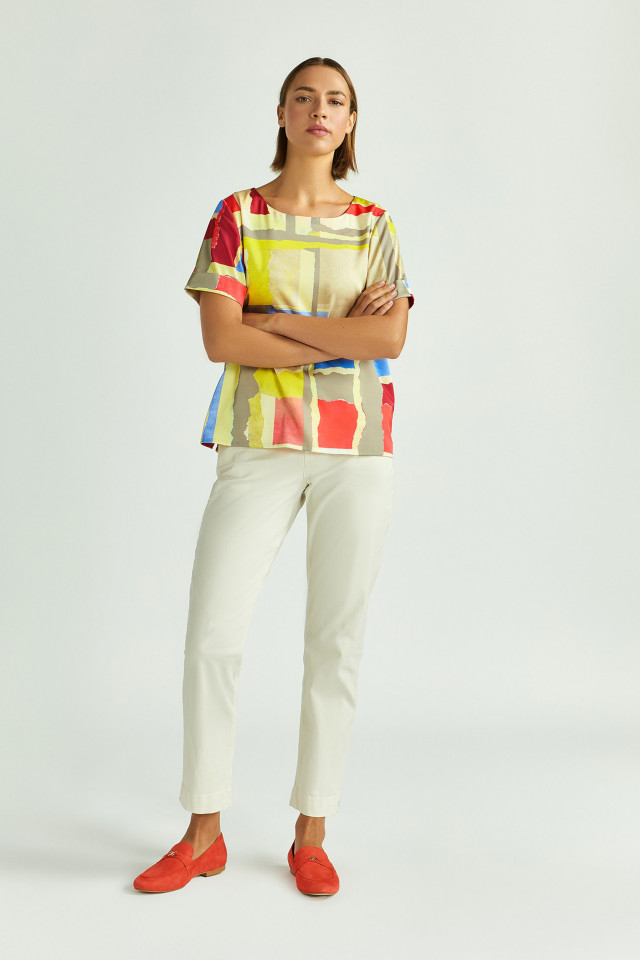 Lookbook: Pantalon doux à jambes larges + T-shirt à imprimé coloré + Mocassins élégants