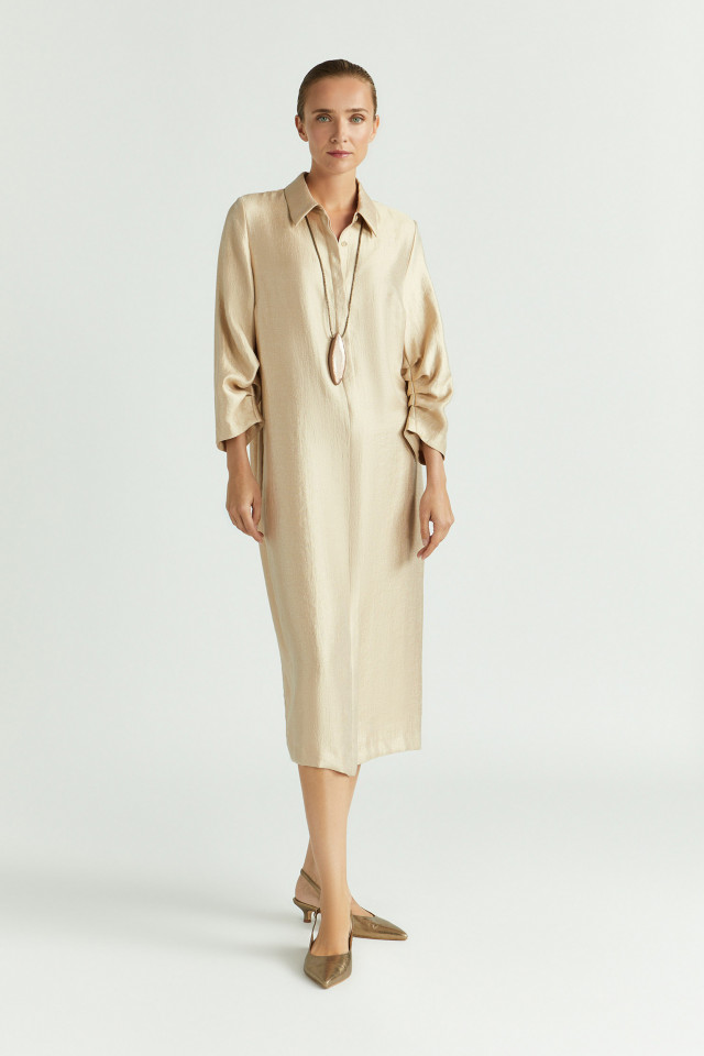Lookbook: Glanzende hemdjurk + Slingback met kitten heel