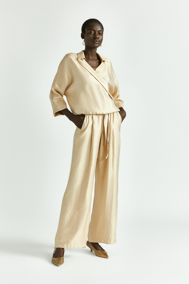 Lookbook: Glanzende bandplooibroek + Glanzende cache-coeur + Slingback met kitten heel + Vergulde oorbellen met organische vorm