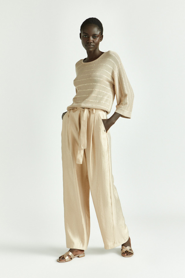 Lookbook: Glanzende bandplooibroek + Gestreepte pull van fijne viscose + Xandres slippers