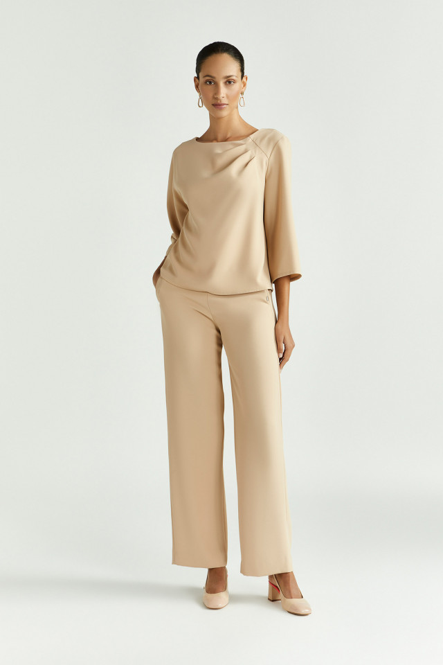 Lookbook: Blouse en polyester recyclé + Pantalon en polyester recyclé + Slingbacks tricolores + Boucles d'oreilles plaquées or de forme organique
