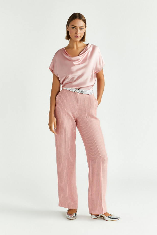 Lookbook: Blouse soyeuse + Ceinture en cuir + Pantalon avec motif trait de craie en lurex + Slingbacks élégantes