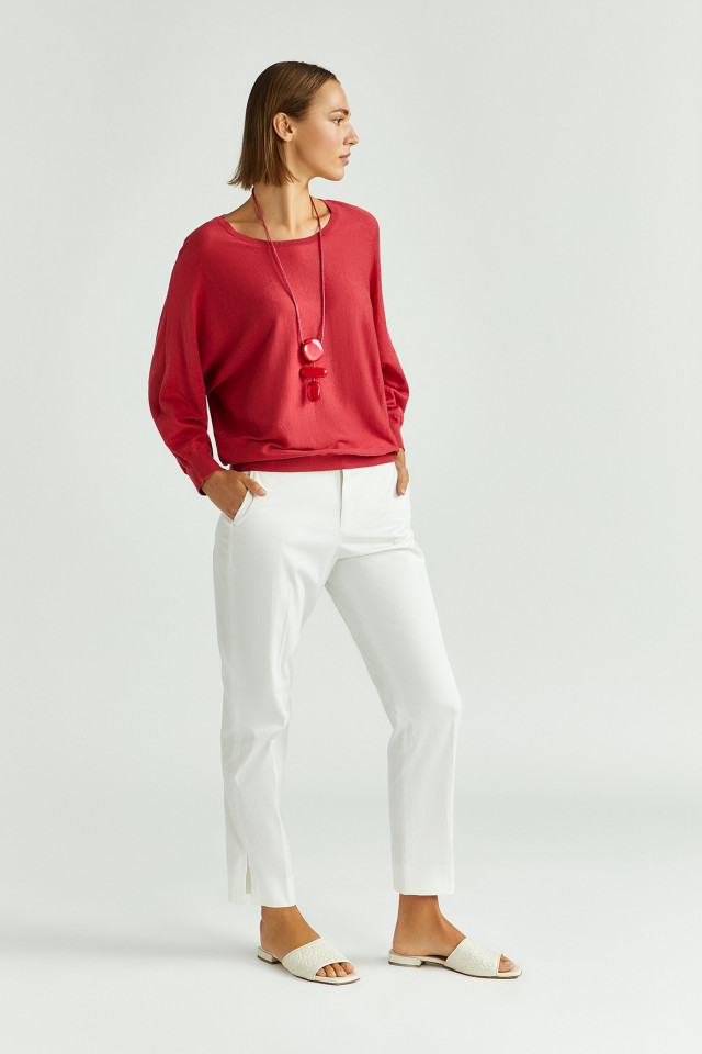 Lookbook: Katoenen broek met smalle pijpen + Zomerse pull met zijde + Lederen slipper + Halsketting met driedelige hanger