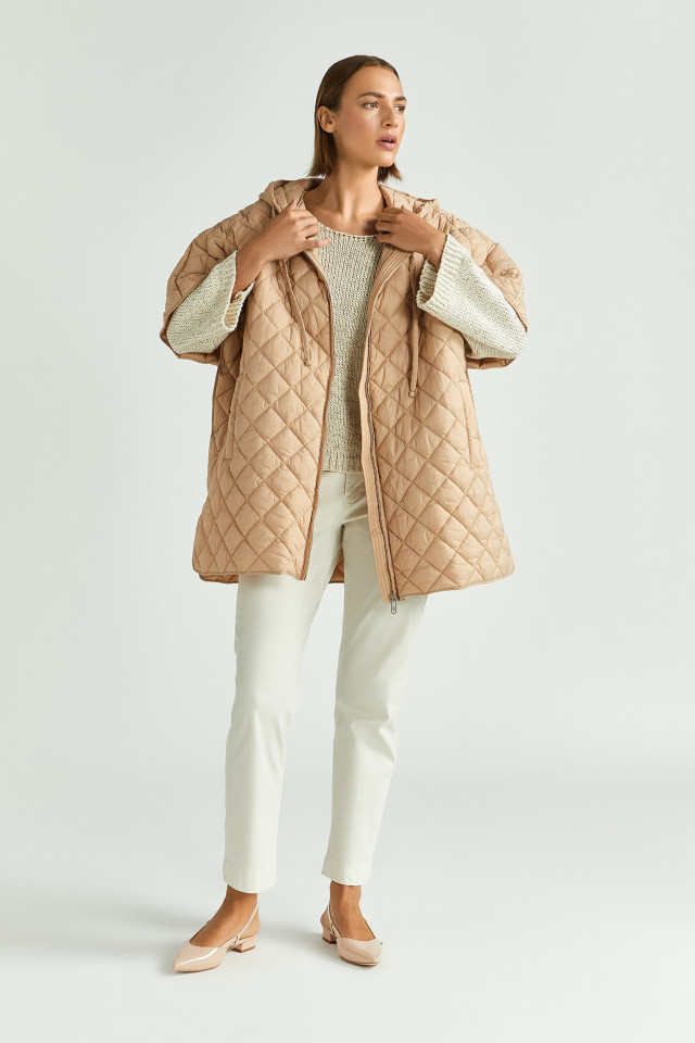 Lookbook: Pull met lurex + Zachte broek met wijde pijpen + Matelassé cape met kap + Elegante slingback
