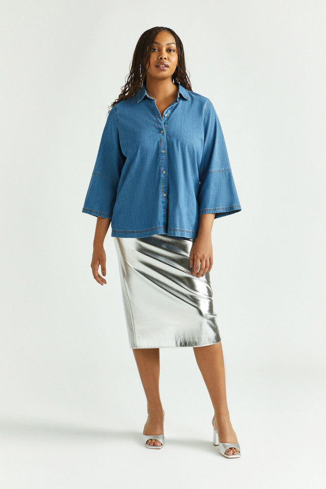Lookbook: Jeansblouse met wijde mouwen + Faux leather kokerrok + Schoudertas met raffia + Feestelijke hakken