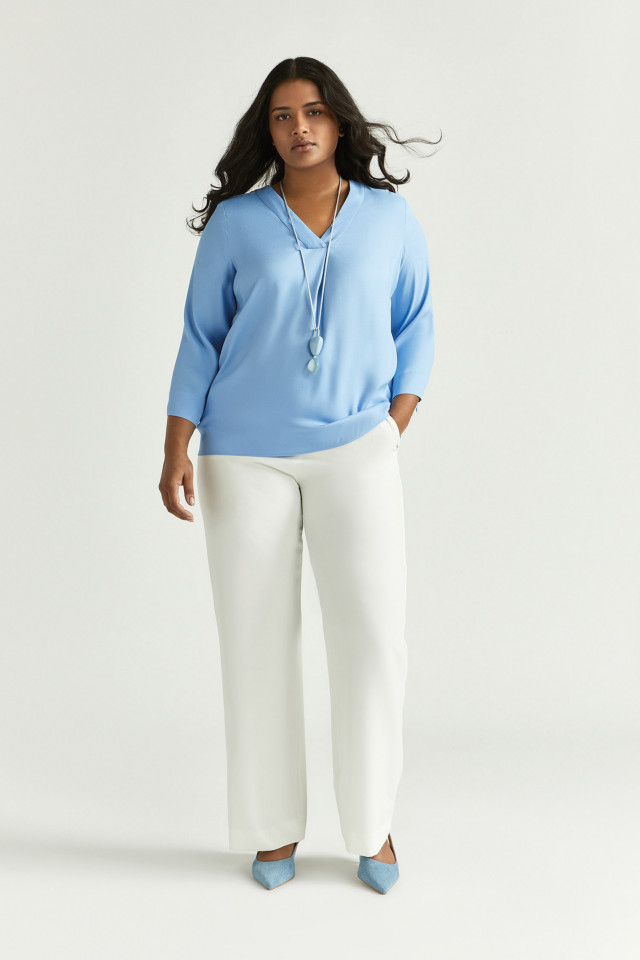 Lookbook: Pantalon fluide à jambes larges + Slingbacks avec talon aiguille bas + Collier avec pierres précieuses remarquables + Blouse fluide à encolure en V