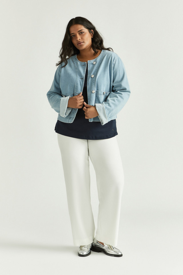 Lookbook: T-shirt à col bateau + Pantalon fluide à jambes larges + Courte veste en jean à boutons + Mocassins habillés