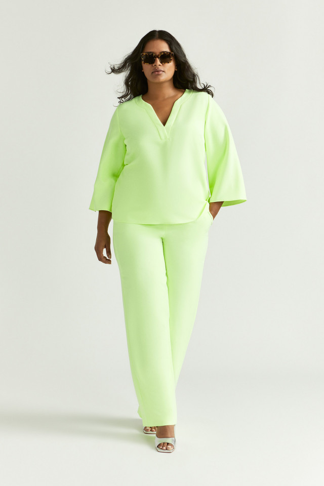 Lookbook: Pantalon fluide à jambes larges + Blouse en tissu sergé + Chaussures à talon festives