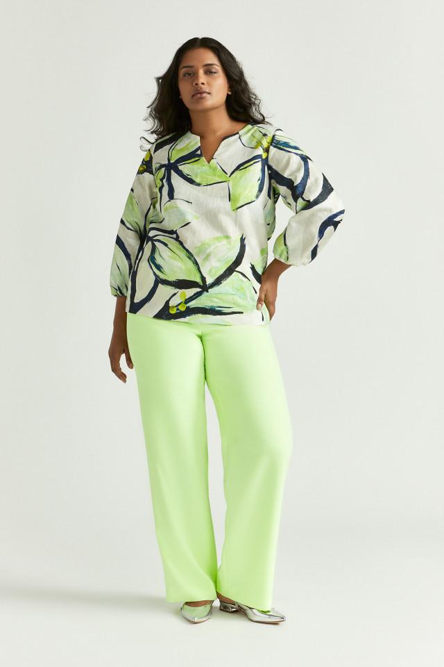 Lookbook: Pantalon fluide à jambes larges + Slingbacks élégantes + Blouse à motif floral
