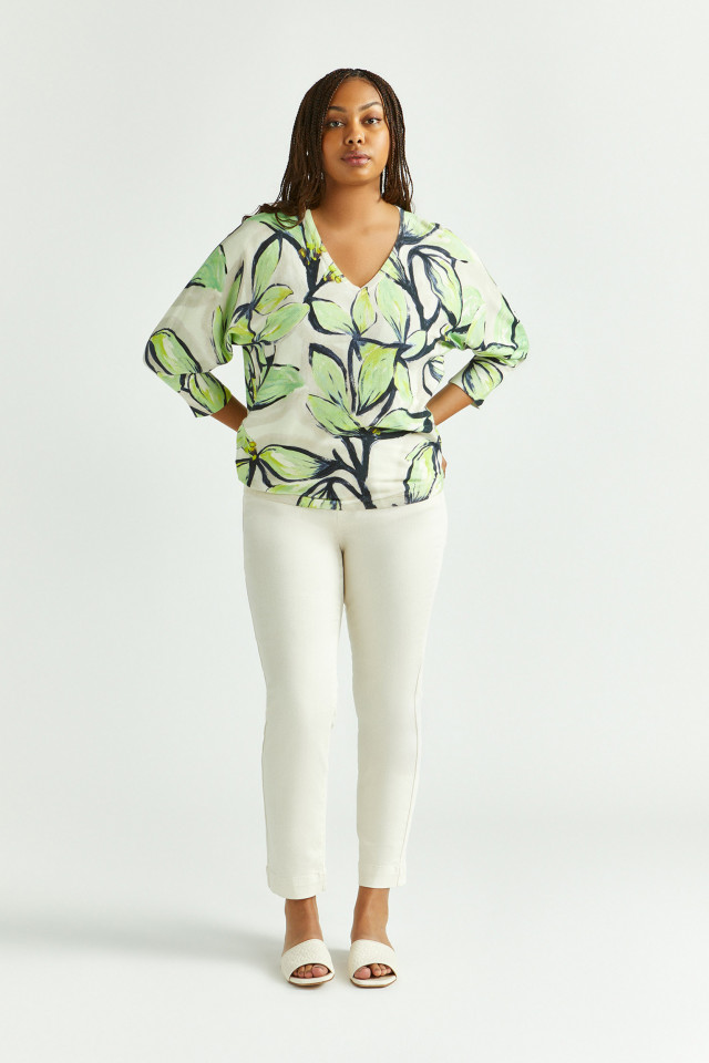 Lookbook: Pull en coton à motif floral + Pantalon estival à jambes étroites + Mules en cuir + Boucles d’oreilles habillées