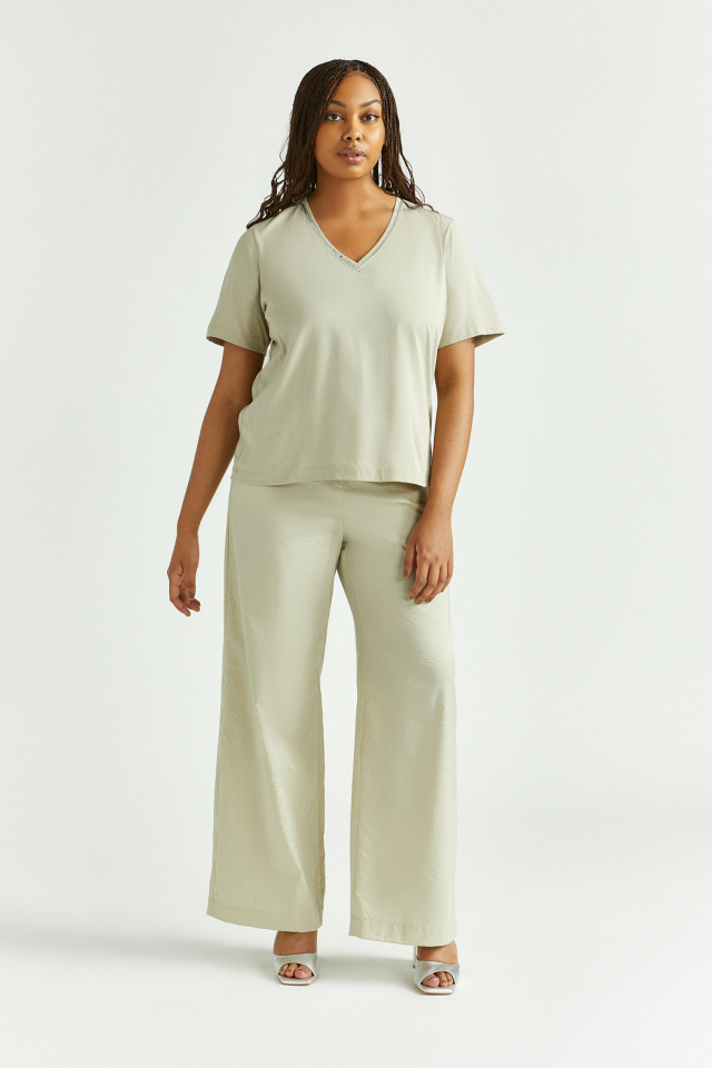 Lookbook: T-shirt met zilveren detail + Wrinkled broek met wijde pijpen + Feestelijke hakken