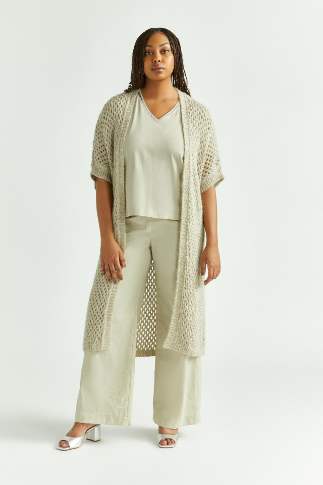 Lookbook: Lange kimonogilet met alpacawol + T-shirt met zilveren detail + Wrinkled broek met wijde pijpen + Feestelijke hakken