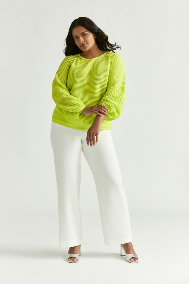 Lookbook: Pull van fijne viscose + Soepelvallende broek met wijde pijpen + Feestelijke hakken