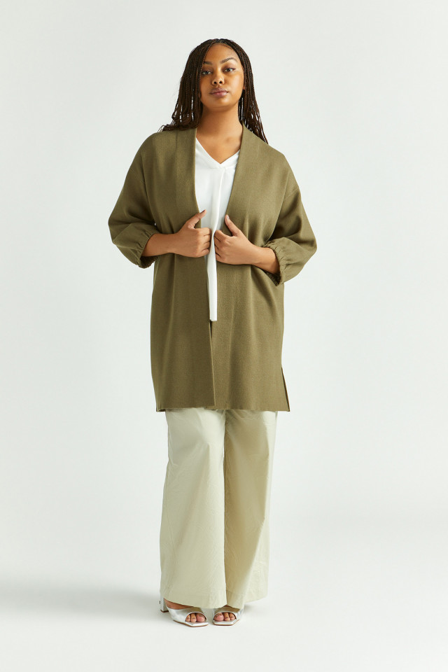 Lookbook: Gilet long sans fermeture + Pantalon froissé à jambes larges + Chaussures à talon festives + Blouse fluide à encolure en V
