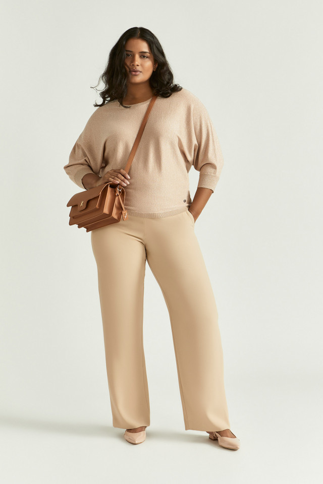 Lookbook: Soepelvallende lurex pull + Broek van gerecycleerd polyester + Klassieke schoudertas + Elegante slingback