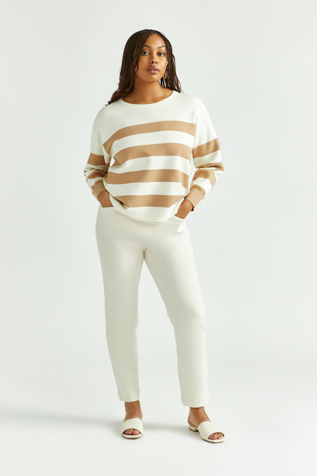 Lookbook: Pull rayé en tissu milano + Pantalon estival à jambes étroites + Mules en cuir + Boucles d’oreilles habillées