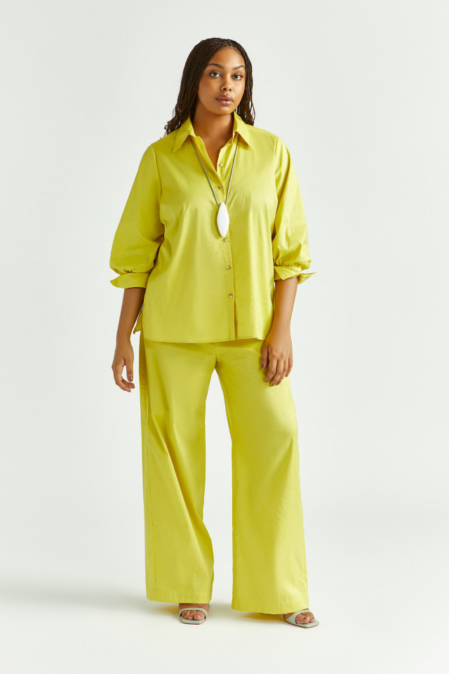 Lookbook: Chemisier en tissu froissé + Pantalon froissé à jambes larges + Sandales à talon carré