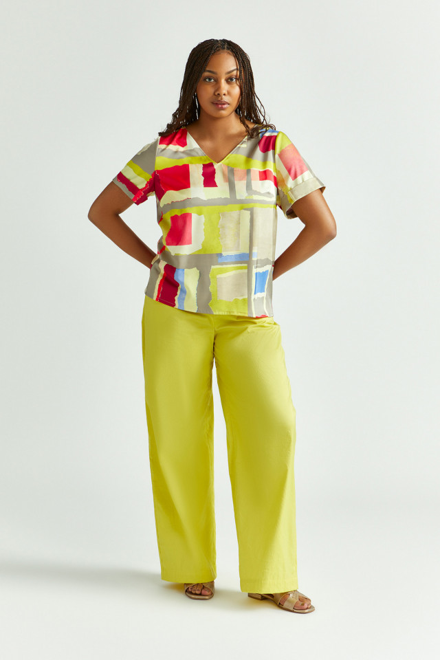Lookbook: Wrinkled broek met wijde pijpen + Veelkleurige blouse met V-hals + Xandres slippers