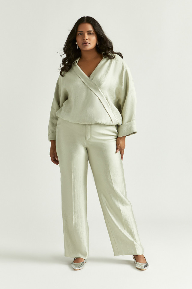 Lookbook: Cache-cœur brillant + Slingbacks élégantes + Boucles d’oreilles élégantes avec perle + Pantalon brillant à jambes larges