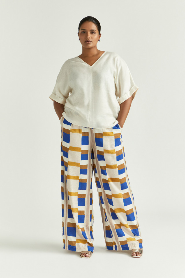 Lookbook: Pantalon à motif aquarelle + Blouse en lin d’été + Chaussures à talon festives + Boucles d’oreilles élégantes