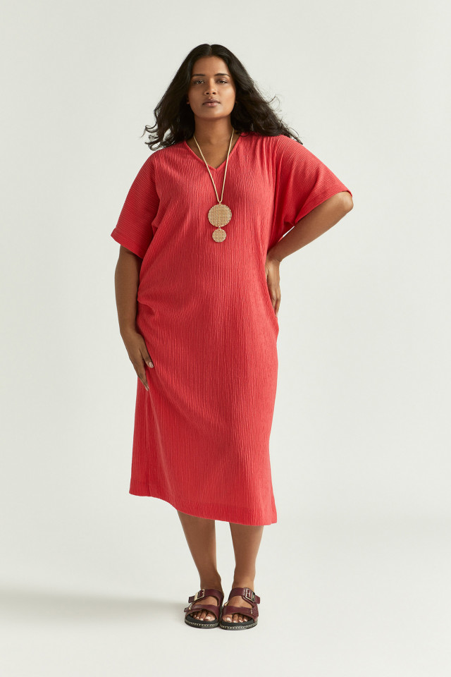 Lookbook: Zomerslipper + Halsketting met opvallende hanger + Halflange jurk in fripéstof
