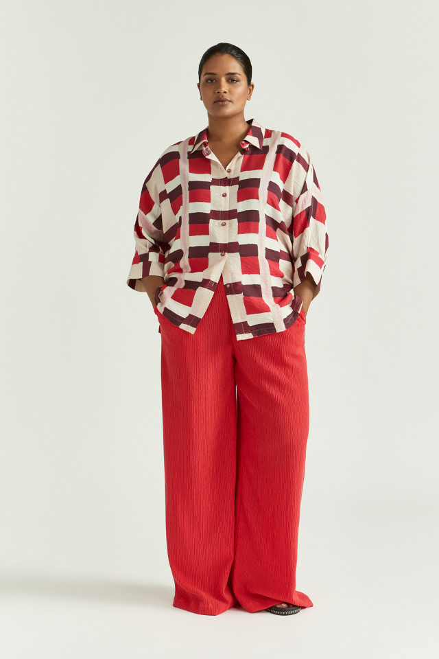 Lookbook: Blouse met aquarelprint + Rechte broek in fripéstof + Zomerslipper