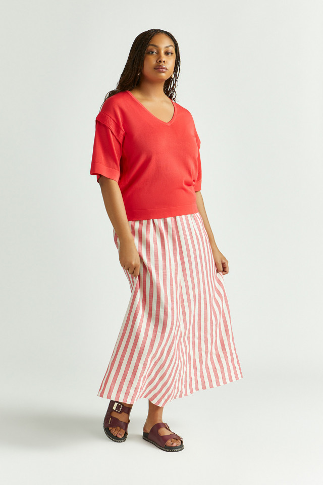 Lookbook: Gestreepte A-lijn rok + Gelaagd pulletje met korte mouwen + Zomerslipper + Druppelvormige oorbellen