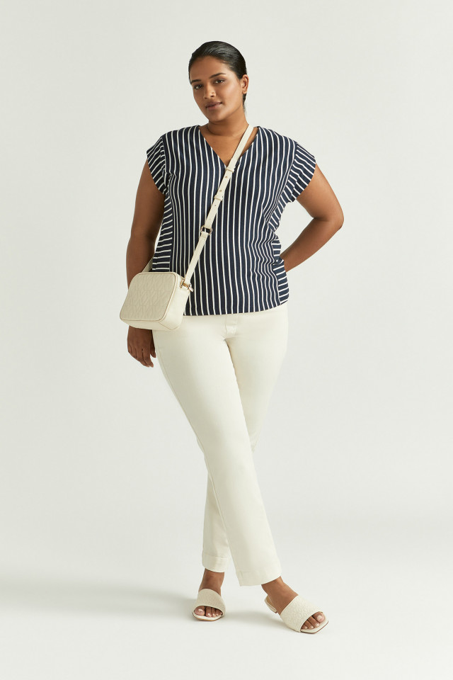 Lookbook: Gestreepte T-shirt in jerseystof + Zomerbroek met smalle pijpen + Cross body tas + Lederen slipper