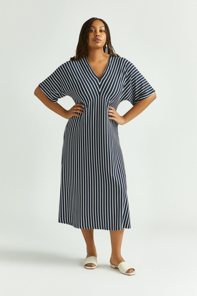 Lookbook: Robe rayée en jersey + Mules en cuir + Boucles d’oreilles en forme de goutte