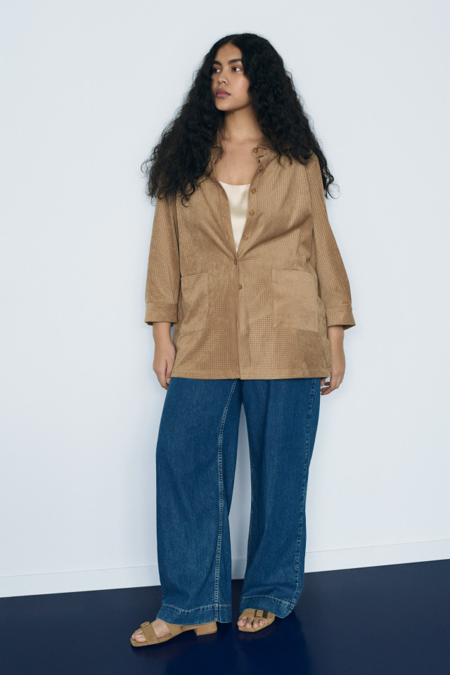 Lookbook: Soepele jeansbroek + Zijden top in luxekwaliteit + Stijlvolle slippers + Hemd dames in faux suède