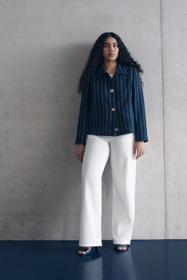 Lookbook: Mouwloos topje met ronde hals + Jeansbroek met hoge taille + Feestelijke sandalen + Korte blazer