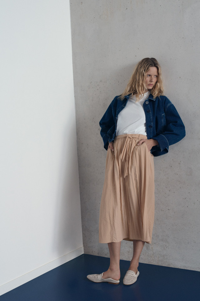 Lookbook: A-lijn rok in crushed taft + Jeansvest met wijde mouwen  + Loafers met rotan + T-shirt met ronde hals en korte mouwen