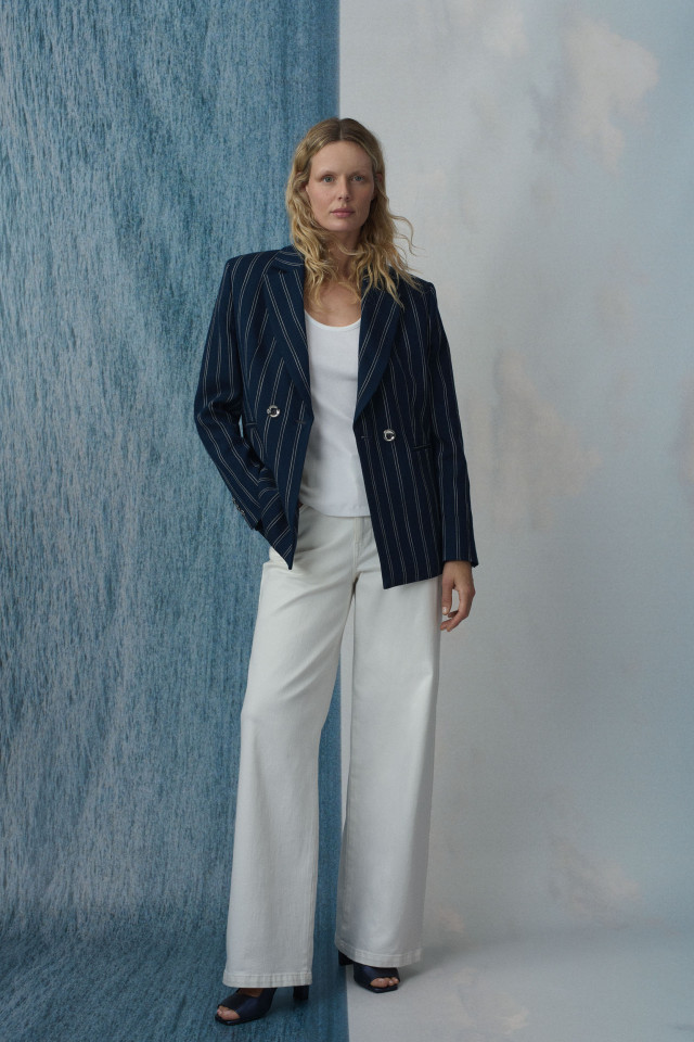 Lookbook: Blazer met elegante krijtstrepen + Tanktop met een lage ronde hals + Jeansbroek met hoge taille + Feestelijke sandalen