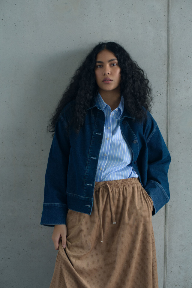 Lookbook: Soepelvallende rok in faux suède + Speels hemd dames + Jeansvest met wijde mouwen 