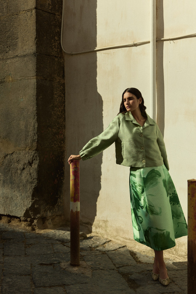 Lookbook: Jupe à imprimé floral aquarelle + Veste moderne et brillante + Slingback en cuir tressé