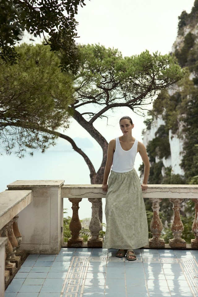 Lookbook: Rok met kanten look + Tanktop met een lage ronde hals + Comfortabele slippers