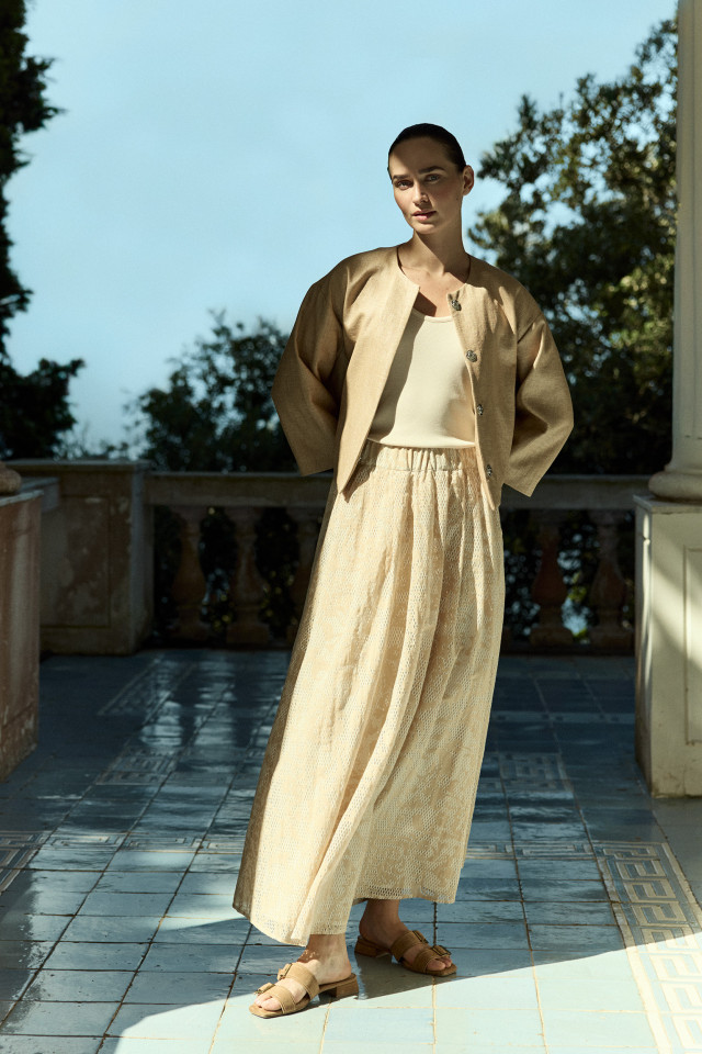 Lookbook: Korte damesjas in raffia + Rok met kanten look + Tanktop met een lage ronde hals + Stijlvolle slippers