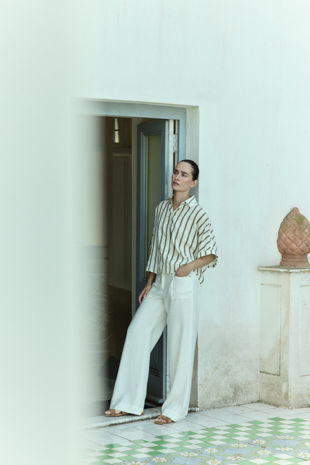 Lookbook: Cheerful shirt blouse  + High-waist trousers + Stylish slip-on sandals