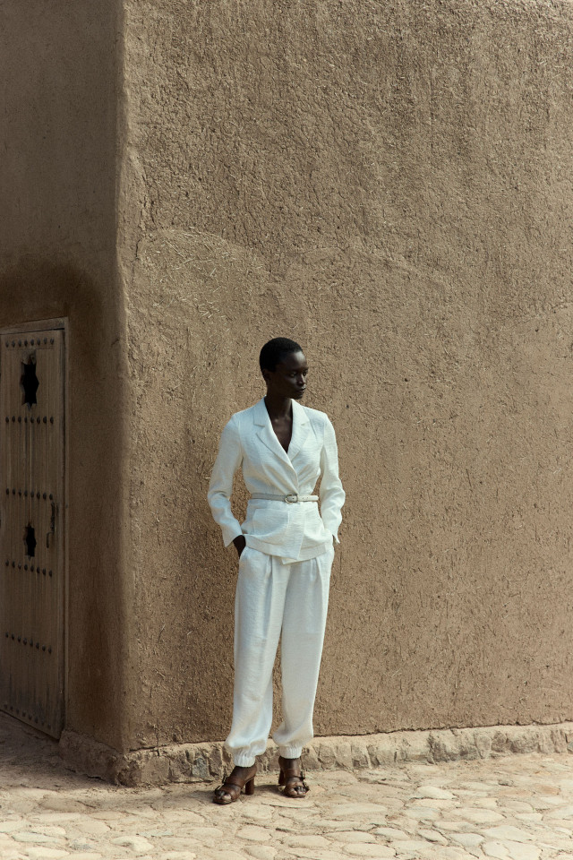 Lookbook: Geklede pofbroek + Glanzende blazer + Elegante lederen riem + Elegante slipper met hak