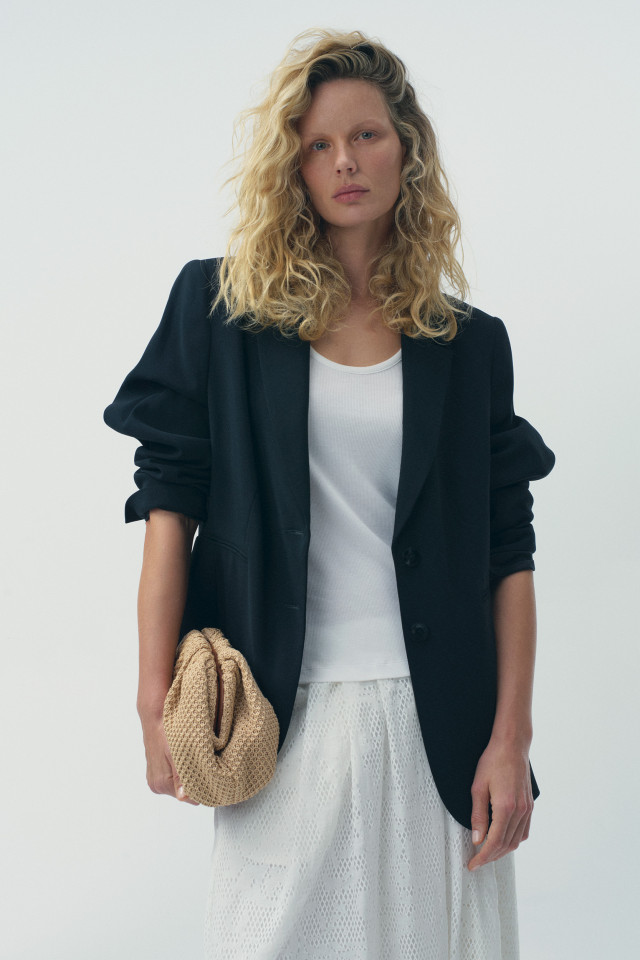 Lookbook: Rok met kanten look + Tanktop met een lage ronde hals + Raffia crochet clutch + Donkerblauwe getailleerde, kreukvrije blazer