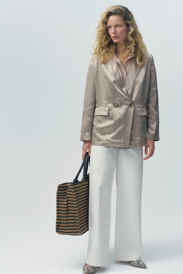 Lookbook: Feestelijke blouse dames + Jeansbroek met hoge taille + Blazer met verfijnde plooien + Comfortabele slingback + Speelse shopper