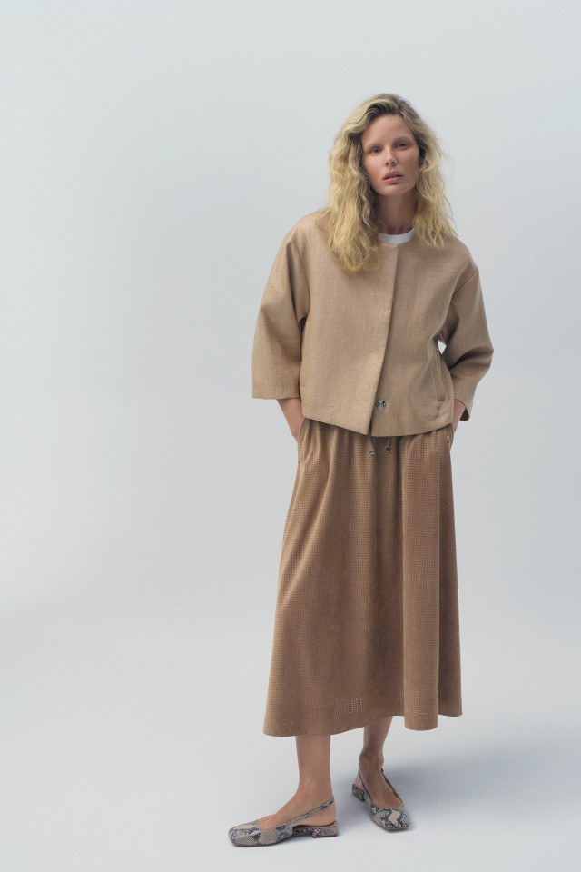 Lookbook: Soepelvallende rok in faux suède + Geklede korte damesjas in raffia + Slingback ballerina